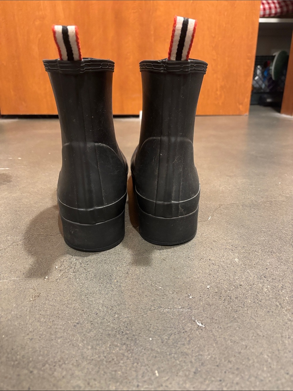 Hunter Short Black Rain Boots with Red-Trim Logo - Picture 6 of 7
